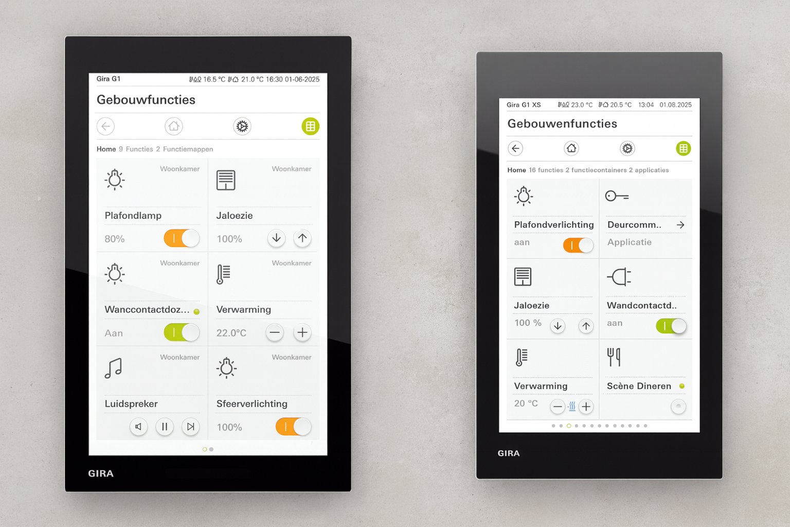Twee Gira G1 KNX-touchscreens op een betongrijze achtergrond, gebruikt door CoDomotics voor slimme domotica-bediening van verlichting, klimaat en zonwering.