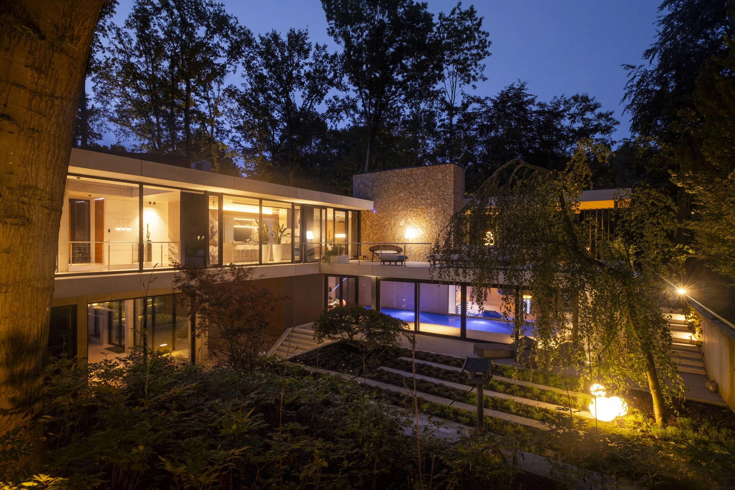 Slimme domotica voor woningen: bedien verlichting, klimaat en beveiliging overal ter wereld. Comfortabel, veilig en energiezuinig wonen met CoDomotics.