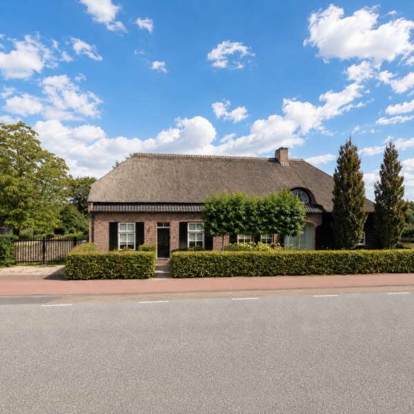 Gerenoveerde woonboerderij aan de Sint Oedenrodeseweg in Best met rieten kap, groene tuin en KNX-domotica van CoDomotics